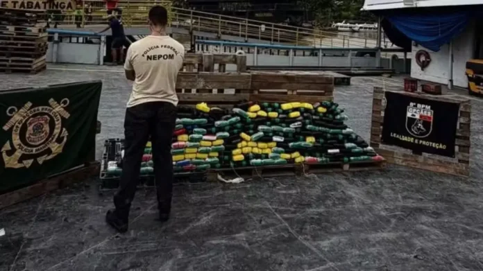 A Polícia Federal apreende drogas em compartimentos ocultos de barco que vinha de Tabatinga.