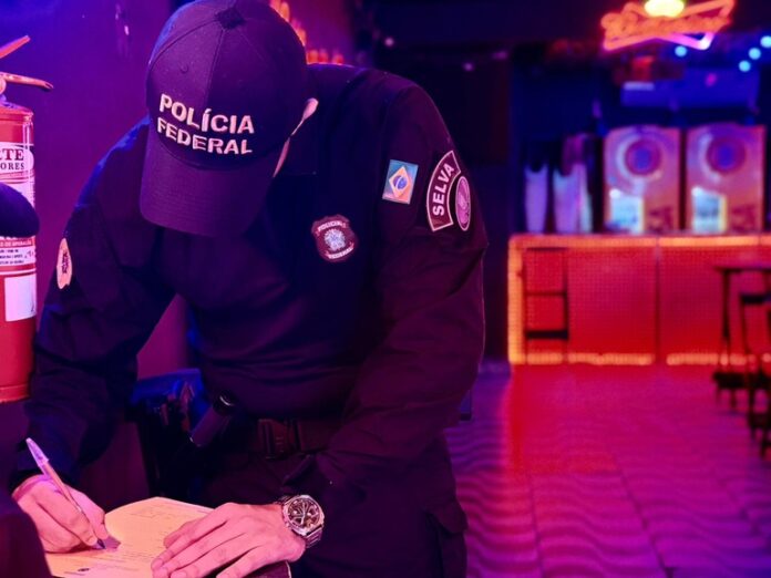 A Polícia Federal combate a segurança privada clandestina em Manaus. Saiba mais sobre a operação que fiscalizou bares e identificou empresas irregulares.