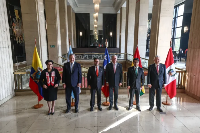 Cinco países da América do Sul assinam o Compromisso de Santiago para fortalecer a segurança e combater o crime organizado e o narcotráfico na região.