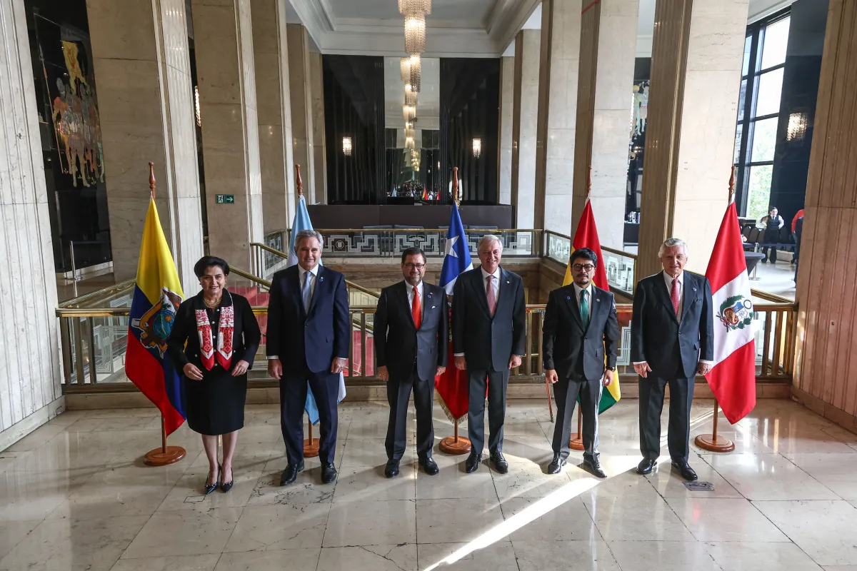 Cinco países da América do Sul assinam o Compromisso de Santiago para fortalecer a segurança e combater o crime organizado e o narcotráfico na região.