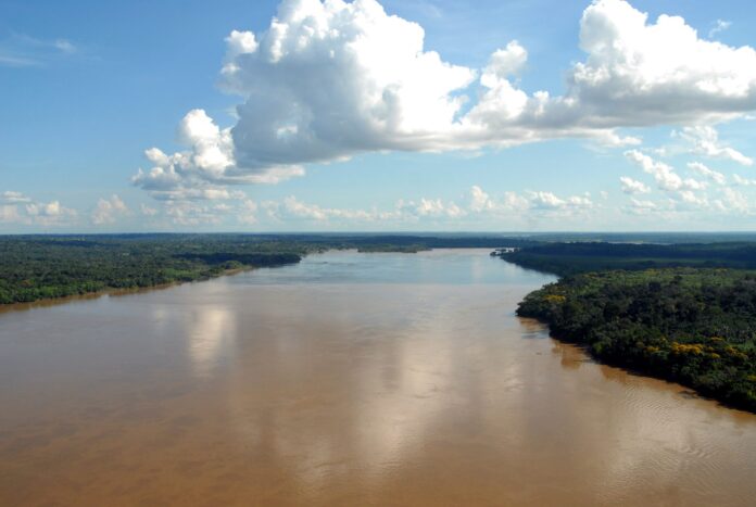 O governo federal confirmou o leilão da hidrovia do Madeira para 2027. Veja os investimentos planejados para a infraestrutura e logística na Amazônia.