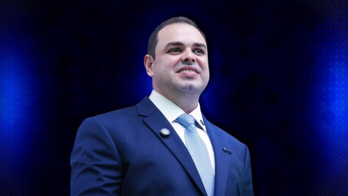 Nova pesquisa mostra Roberto Cidade à frente de Maria do Carmo na disputa pelo Governo do Amazonas