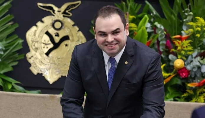 Roberto Cidade é eleito governador do Amazonas pela Aleam após renúncia de Wilson Lima e Tadeu de Souza em eleição indireta.