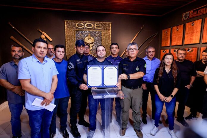 Roberto Cidade assina criação do Bope no Amazonas e entrega tanque tático para treinamento da Polícia Militar.