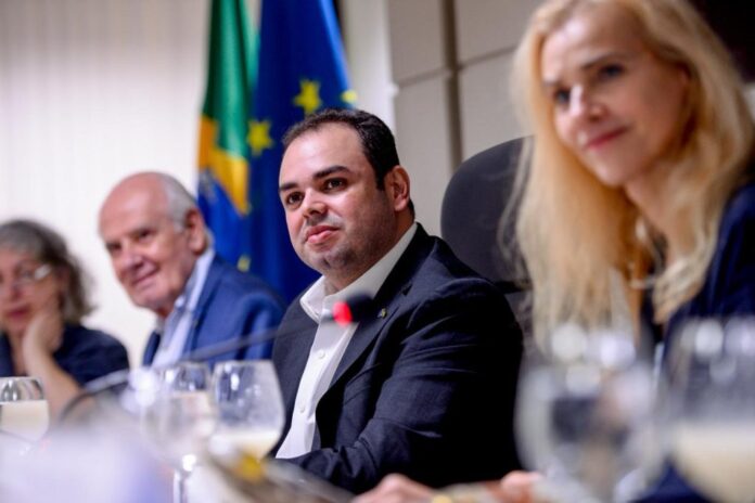 Encontro com 17 embaixadores da União Europeia discute a ampliação de investimentos sustentáveis, bioeconomia e transição energética no Amazonas.