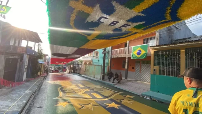 A Rua da Copa em Manaus ganhou destaque no Mais Você com sua decoração e clima de torcida. Descubra como a tradição atrai turistas em 2026.