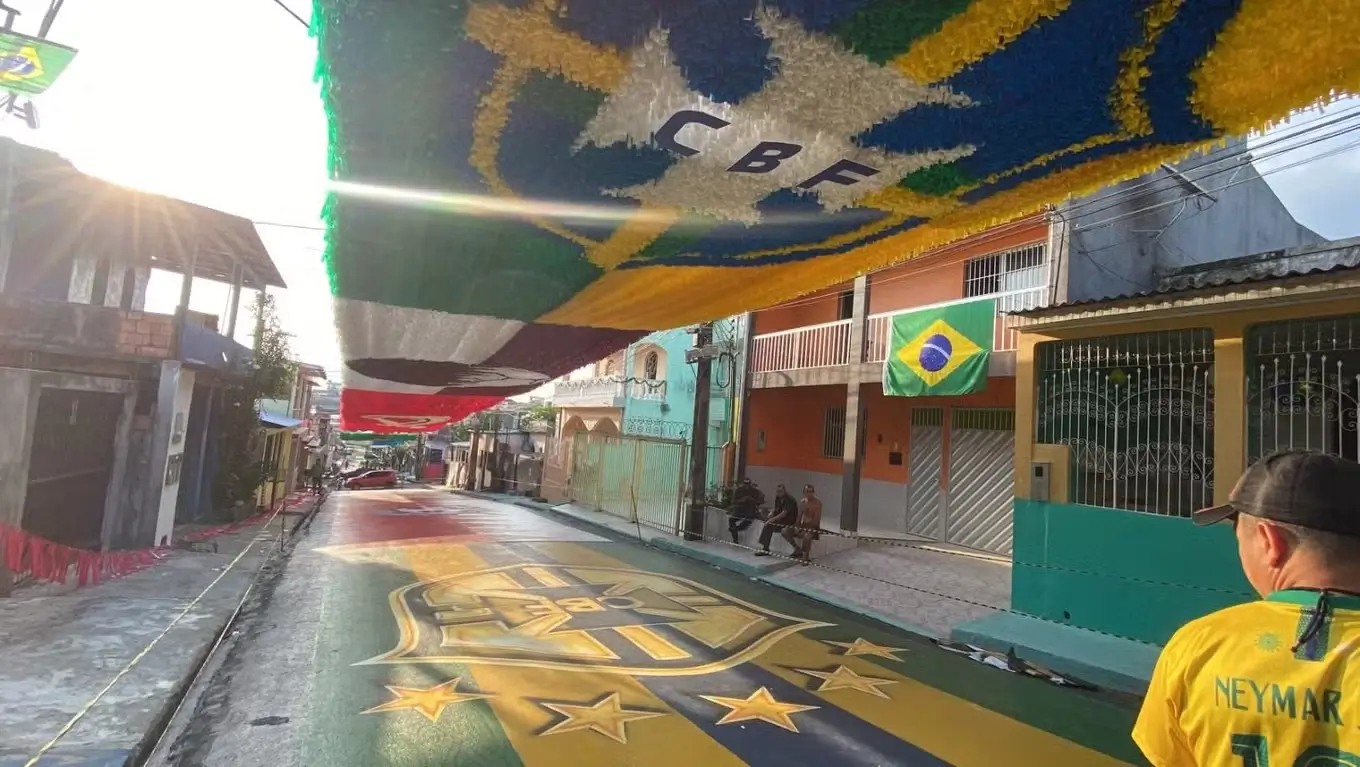A Rua da Copa em Manaus ganhou destaque no Mais Você com sua decoração e clima de torcida. Descubra como a tradição atrai turistas em 2026.