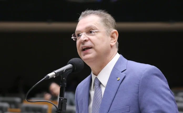 PEC da anistia é apresentada por líder do PL após decisão de Moraes no STF sobre penas de condenados pelos atos de 8 de janeiro.