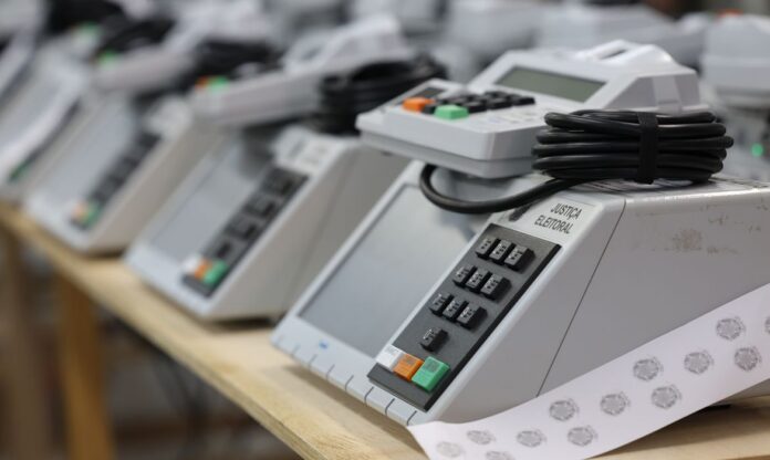 O TSE anunciou uma comissão para conter o uso de inteligência artificial de forma ilegal nas eleições.