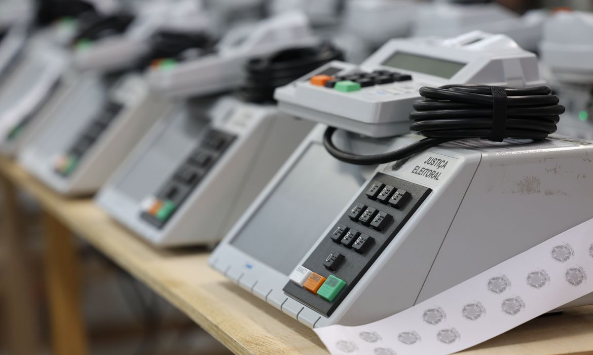 O TSE anunciou uma comissão para conter o uso de inteligência artificial de forma ilegal nas eleições.