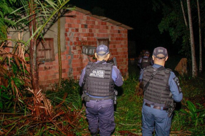 Uma adolescente de 16 anos reagiu a uma tentativa de estupro em Manaus ao desarmar o agressor.