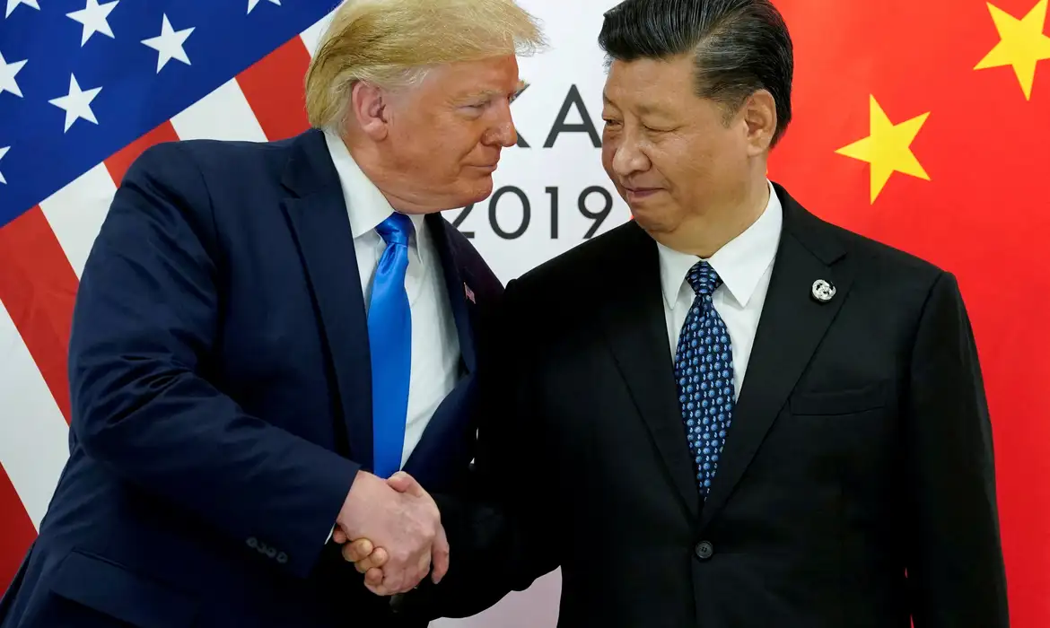 O encontro entre Trump e Xi Jinping em Pequim foca no fim da guerra no Irã, na crise das terras raras e na estabilização do comércio mundial em 2026.