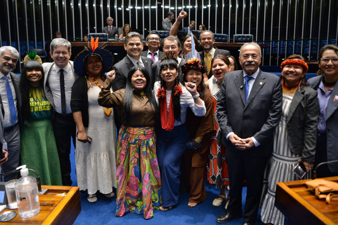 O Senado aprovou o projeto que cria a primeira Universidade Federal Indígena em São Gabriel da Cachoeira. Saiba mais sobre a nova instituição e seu impacto.