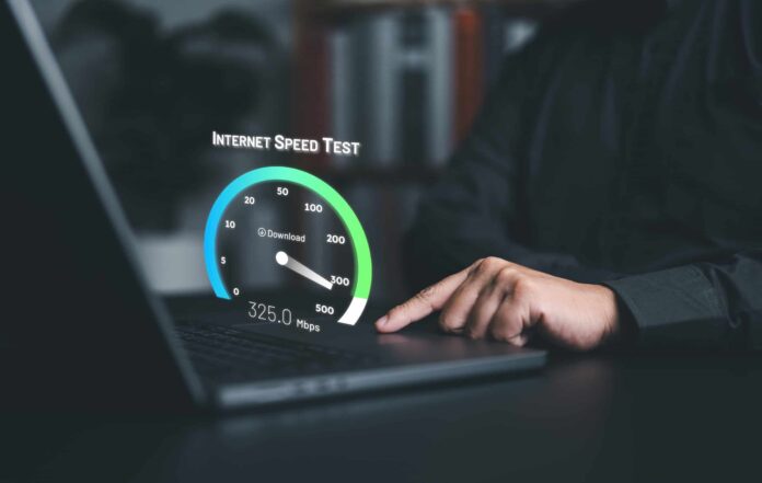 Velocidade de internet no Brasil supera média mundial e país avança em rankings globais de banda larga fixa e móvel.