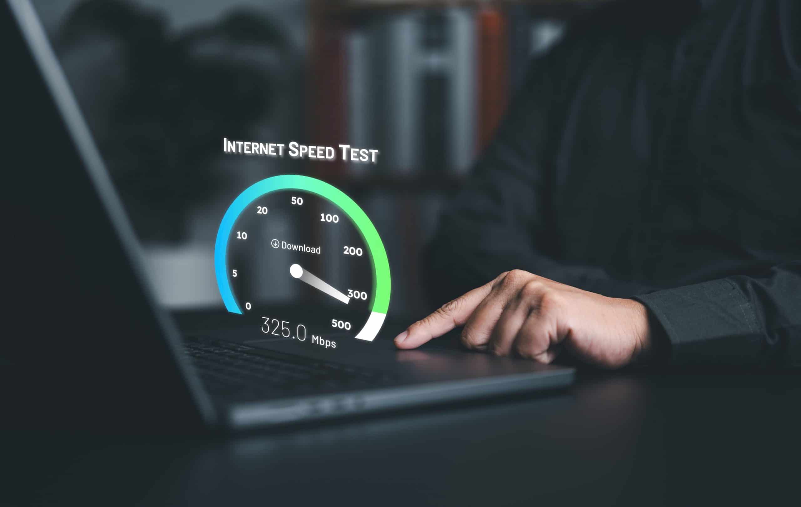 Velocidade de internet no Brasil supera média mundial e país avança em rankings globais de banda larga fixa e móvel.