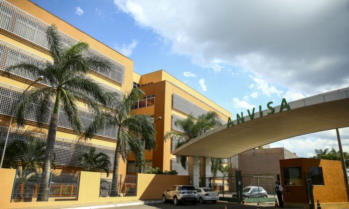 Anvisa analisa recurso da Ypê após irregularidades em lotes de produtos de limpeza.