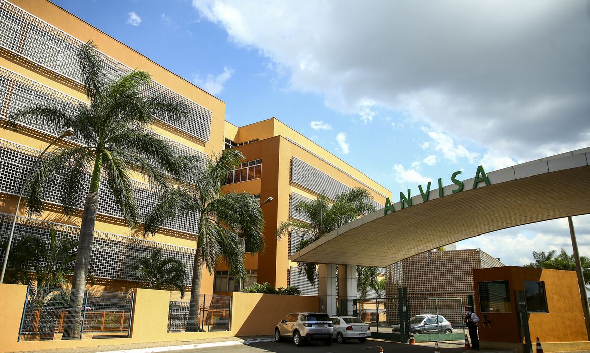 Anvisa analisa recurso da Ypê após irregularidades em lotes de produtos de limpeza.