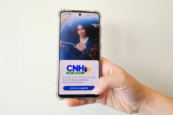 Senado aprova renovação automática da CNH para motoristas sem multas. Texto mantém exames obrigatórios e segue para sanção de Lula.
