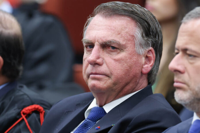 Kassio Nunes Marques concede 20 dias para PGR avaliar pedido de revisão criminal de Bolsonaro.