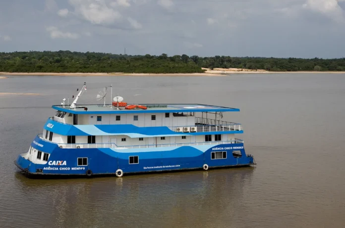 A Agência-Barco da Caixa percorre oito cidades do Amazonas em maio. Saiba como desbloquear benefícios e confira o cronograma completo de atendimentos