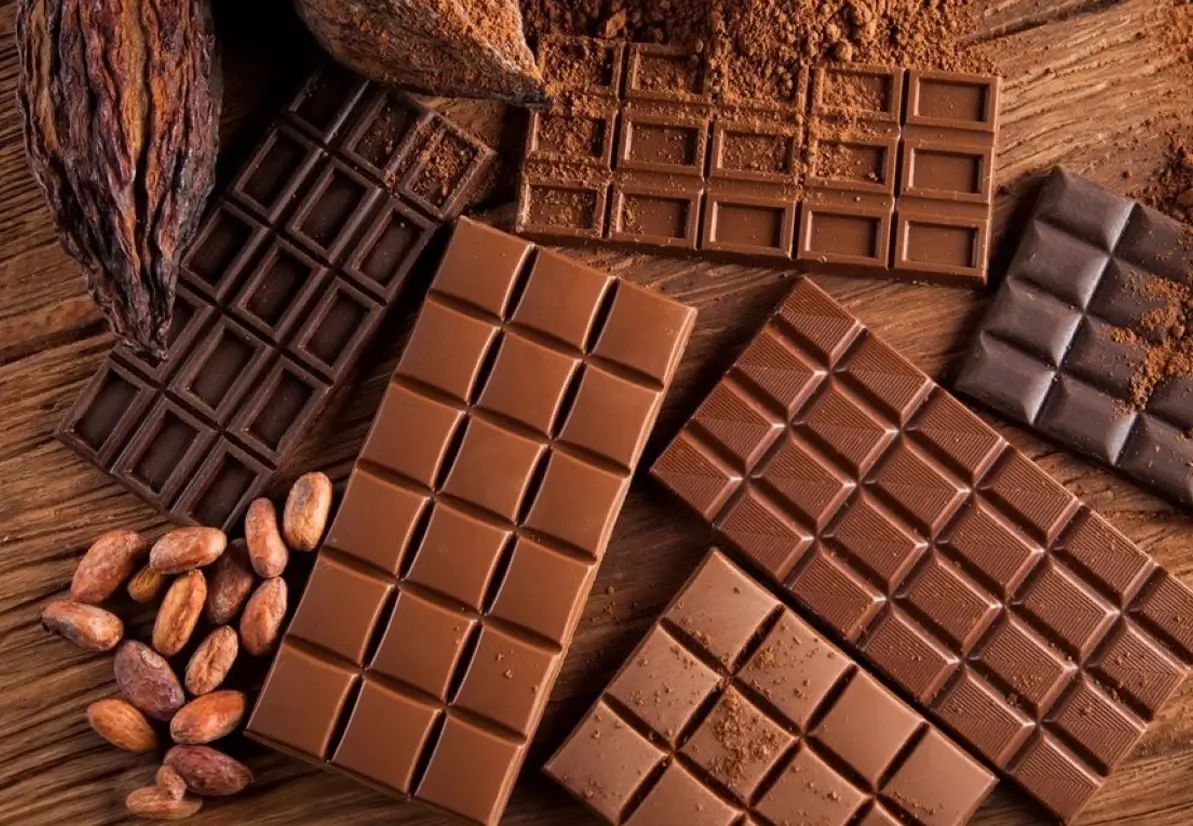 Conheça a nova lei do chocolate no Brasil. Entenda as exigências de teor mínimo de cacau, novas regras de rotulagem e prazos para a indústria se adaptar.