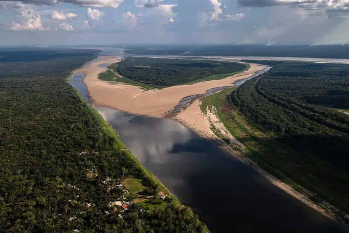 Pesquisa mostra como eventos climáticos extremos impactam a Amazônia e afetam a segurança e a economia das populações ribeirinhas nas várzeas.