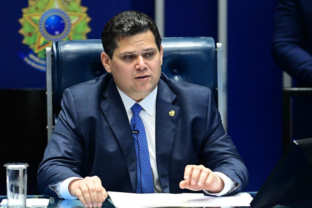 Davi Alcolumbre promulga a Lei da Dosimetria após prazo de Lula expirar. Nova regra altera penas dos atos de 8 de janeiro e favorece revisão judicial.