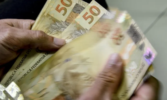 O Novo Desenrola entra em vigor para ajudar famílias e empresas na renegociação de dívidas com descontos de até 90% e uso do FGTS. Veja as regras.