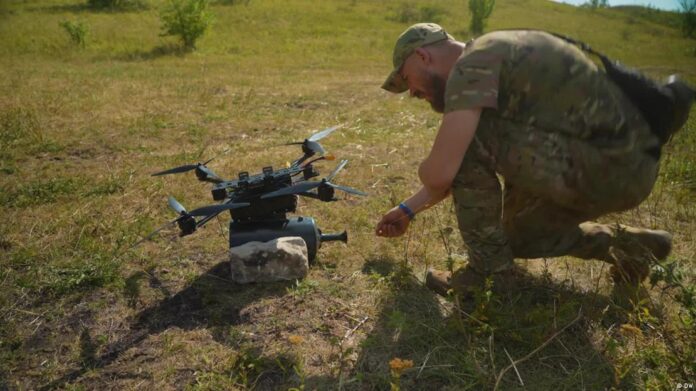 O avanço de drones de baixo custo controlados por fibra ótica surpreende sistemas de defesa em Israel e transforma a dinâmica dos conflitos atuais.