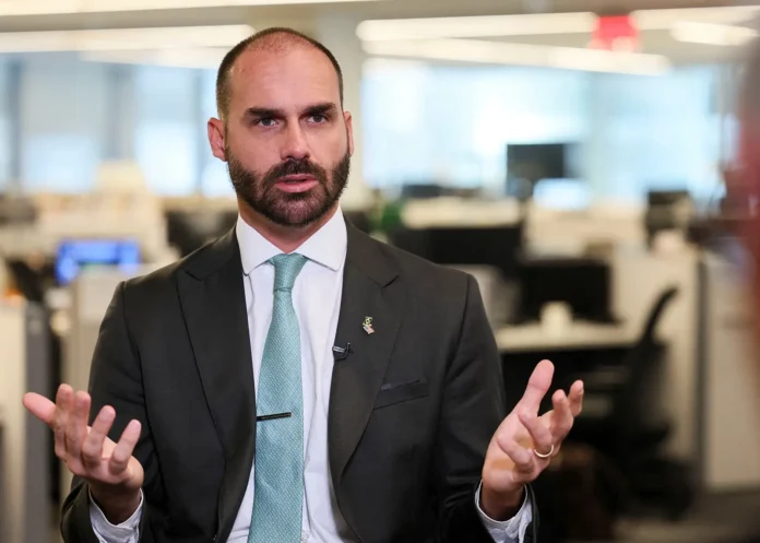 A PGR pede condenação de Eduardo Bolsonaro por coação no STF. Paulo Gonet aponta articulação nos EUA para pressionar ministros e interferir em ações judiciais.