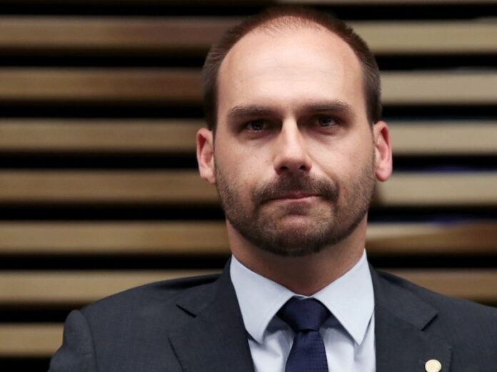 Eduardo Bolsonaro admite contrato em filme de Bolsonaro após negar gestão. Caso envolve Flávio, Vorcaro e repasses milionários.