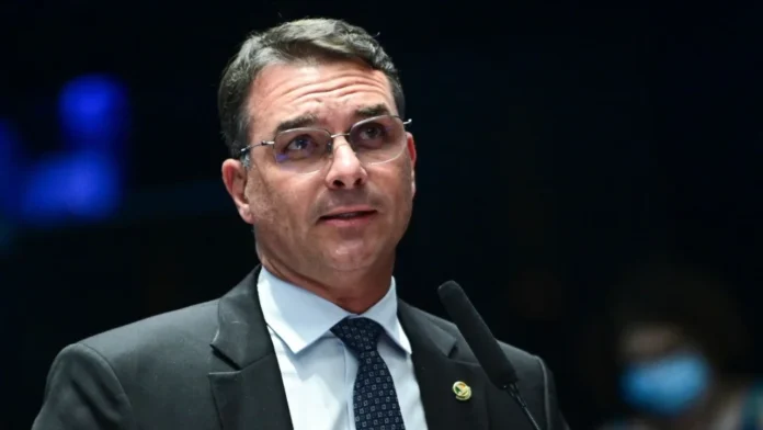 Flávio Bolsonaro planeja viagem aos EUA para encontro com Donald Trump em meio à crise envolvendo Daniel Vorcaro.