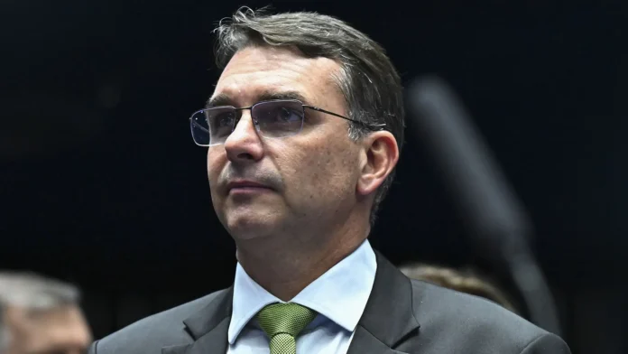 O PCdoB ingressou com ação no TJAM e pediu o arquivamento do projeto que concede o título de Cidadão do Amazonas ao senador Flávio Bolsonaro.