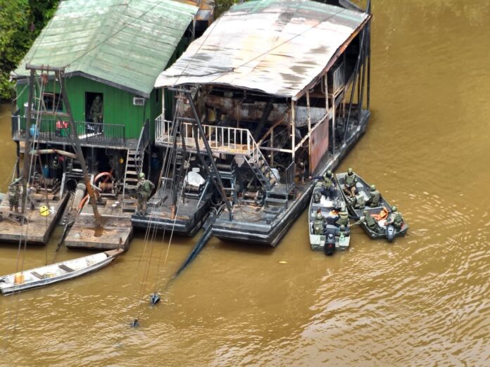 A Operação Ágata Amazônia combate o garimpo ilegal com a inutilização de 50 dragas e apreensão de materiais nos rios Japurá e Jutaí.