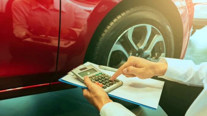 A CCJ debate a PEC 3/26 que altera a base de cálculo do IPVA, propondo teto de 1% e critério de peso, o que pode impactar o valor pago por carros elétricos.