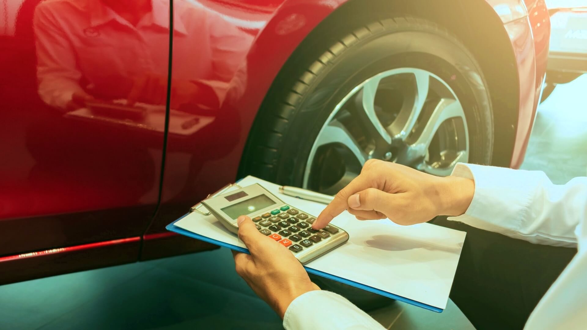 A CCJ debate a PEC 3/26 que altera a base de cálculo do IPVA, propondo teto de 1% e critério de peso, o que pode impactar o valor pago por carros elétricos.