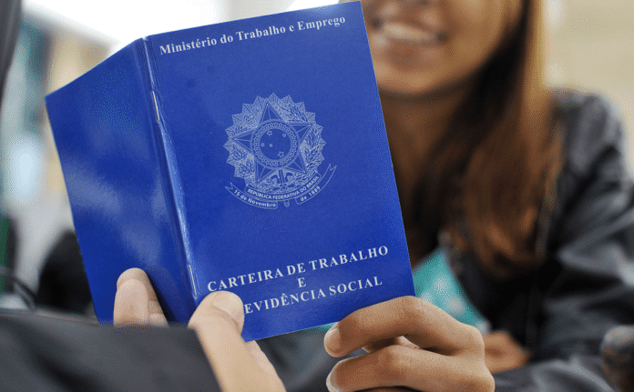 Estudo mostra que 60% dos trabalhadores CLT possuem jornada de trabalho superior a 40 horas.
