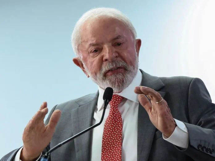 O presidente Lula criticou a decisão dos EUA de classificar PCC e CV como terroristas e afirmou que o Brasil não aceita intervenções estrangeiras.