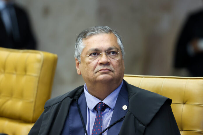 Flávio Dino investiga o uso de emendas parlamentares no filme de Bolsonaro. A apuração sigilosa foca em supostos repasses e marketing eleitoral. Confira.