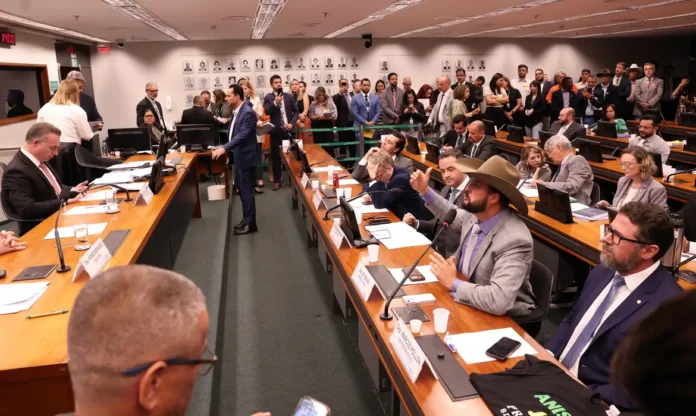 Conselho de Ética suspende deputados por motim na Câmara após protesto por anistia aos condenados pelos atos de 8 de janeiro.