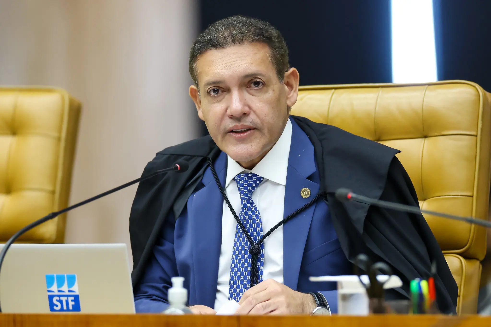 O ministro Nunes Marques assumiu o TSE e destacou que o combate ao uso ilegal de IA nas eleições é o grande desafio para outubro.