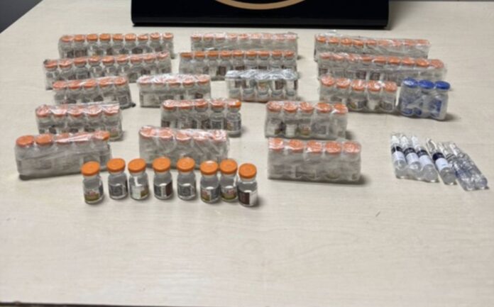 A PF prendeu dois homens por transporte irregular de medicamentos para emagrecimento no Aeroporto de Manaus. Foram apreendidas 135 ampolas em duas ações.