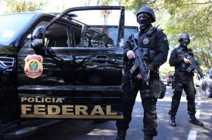 PRF apreende barras de ouro, drogas e dólares durante operação contra facções em 11 estados, bloqueando rotas do crime organizado na fronteira.