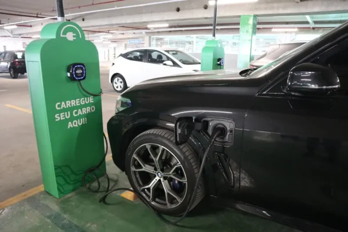 O Projeto de Lei 801/26 prevê multa para carro elétrico que permanecer em vaga pública após a recarga. Confira as regras de tempo e valores das penalidades.