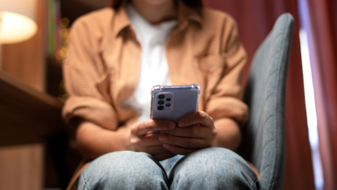 Estudo associa o uso de redes sociais ao aumento da solidão em adultos.