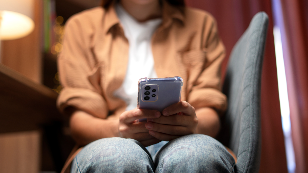Estudo associa o uso de redes sociais ao aumento da solidão em adultos.