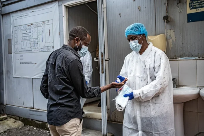 A OMS elevou o risco do surto de ebola na África para muito alto.