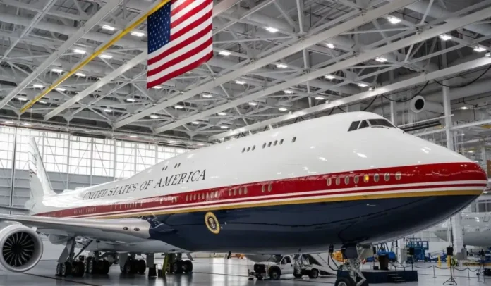 O novo Air Force One gera debates em Washington. Conheça os detalhes do luxuoso Boeing 747-8 doado pelo Catar e os desafios de sua adaptação militar.