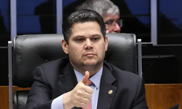 Davi Alcolumbre afirma que a PEC 6x1 passará pelas comissões do Senado para ser aperfeiçoada. Confira os detalhes da tramitação e o cenário político.