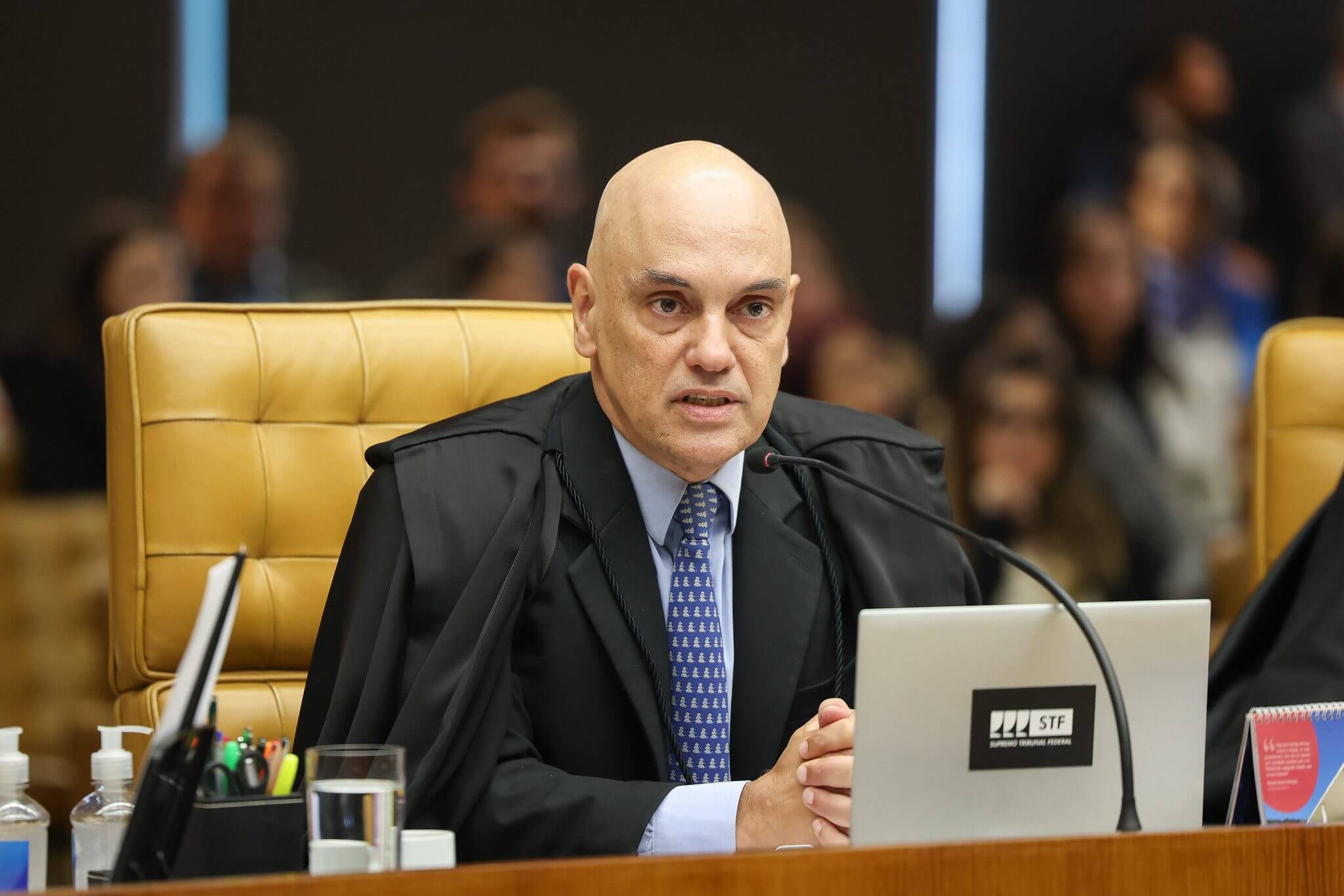 Moraes aponta possível falta grave e indica que pode retirar a prisão domiciliar de Bolsonaro após análise do caso.